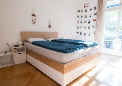 Wohnungsfoto - Schlafzimmer Blick Richtung Balkon. Man sieht das Bett, die Nachttische und den Balkon